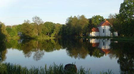Kościól i staw kościelny – Zwierzyniec, Polska