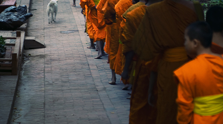 Procesja ofiarna w Luang Prabang – Laos