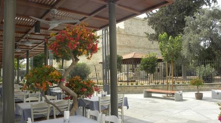 Restauracja obok XIV-wiecznego zamku – Limassol, Cypr
