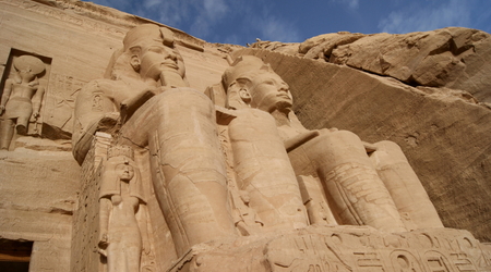 Posągi Ramzesa II na fasadzie – Abu simbel, Egipt