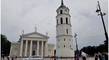 Przed bazyliką – Wilno, Litwa