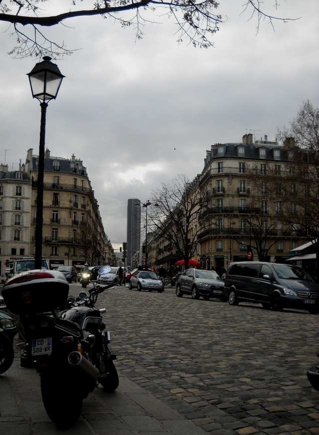 widok na wieżę Montparnasse