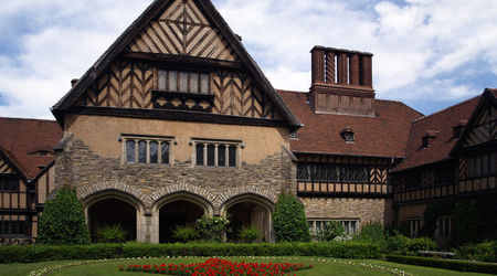 Dziedziniec pałacu Cecilienhof. – Poczdam, Niemcy