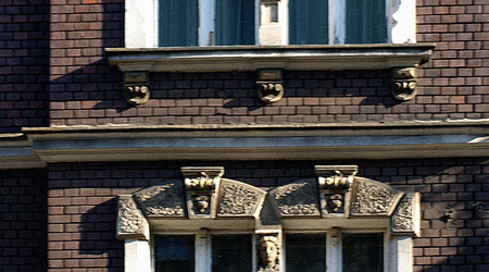 Okna zabytkowej kamienicy. – Katowice, Polska