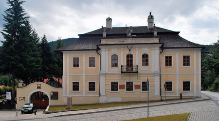 Orawskie Podzamcze.Centrum wsi. – Oravsky podzamok, Słowacja