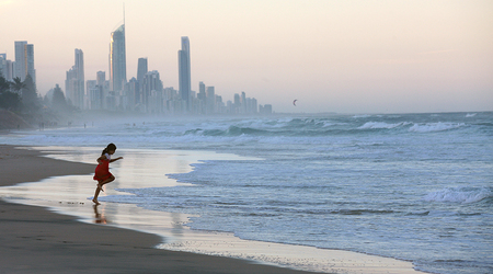 Wieczorem na plaży w Surfers Paradise – Gold Coast, Australia