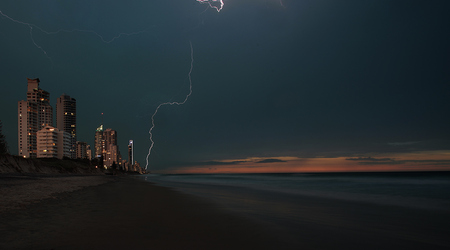 Wieczorem na plaży w Surfers Paradise – Gold Coast, Australia