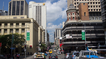 Miejska dżungla przez okna samochodu – Brisbane, Australia