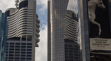 Miejska dżungla przez okna samochodu – Brisbane, Australia