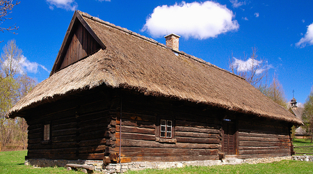 Chałupa kryta strzechą. – Chorzów, Polska