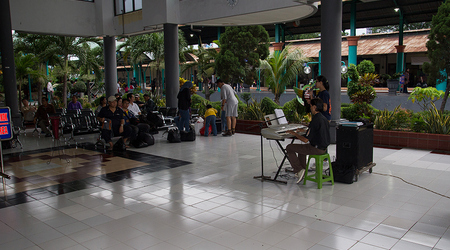 Dworzec kolejowy w Surabaya – Yogyakarta, Indonezja