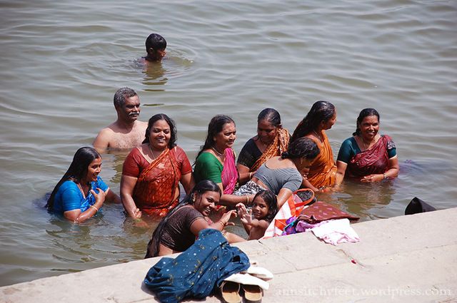 Varanasi - kąpiel poranna w Gangesie