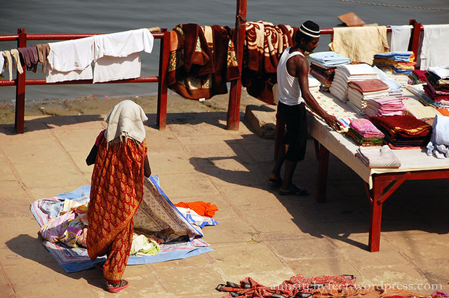 Varanasi - pranie w Gangesie