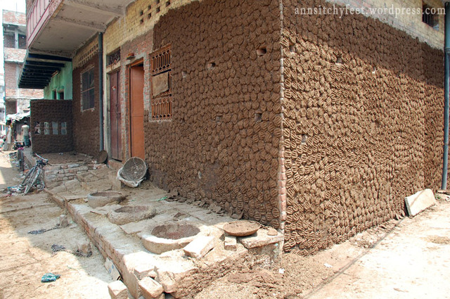 Varanasi suszące się placki krów