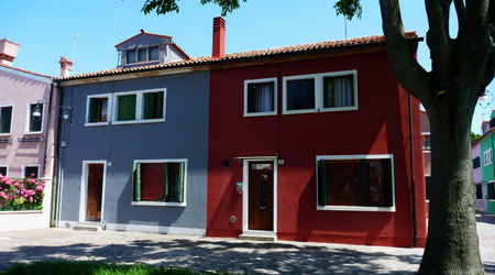 fiolety, czerwienie – Burano, Włochy