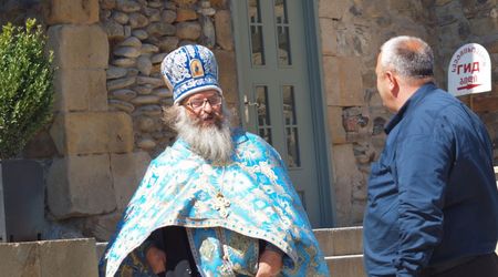 Uciekający pop – Mtskheta, Gruzja