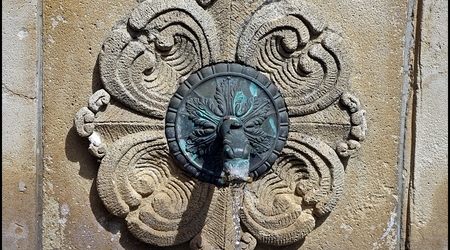 Saint-Florent - fragment fontanny – Francja