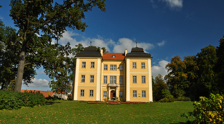 Pałac w Łomnicy – Polska