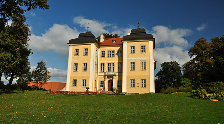 Pałac w Łomnicy – Polska