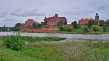 Malbork. Widok zamku zza Nogatu. – Polska