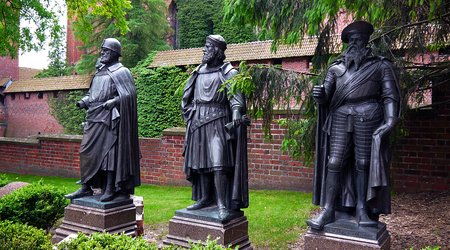 Posągi Wielkich Mistrzów. – Malbork, Polska