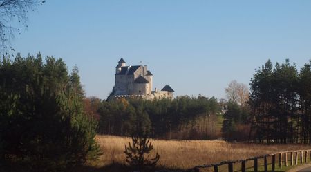 Zamek Bobolice z drogi – Polska