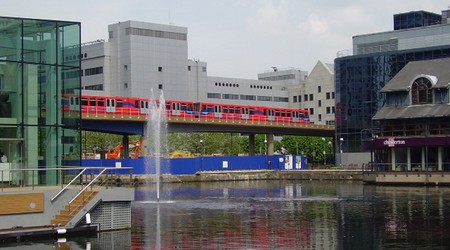 Wodotrysk i kolej DLR. – Londyn, Wielka Brytania