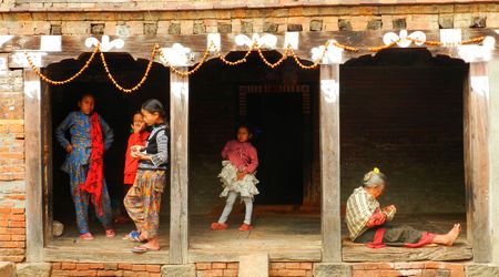 Dzieciństwo i starość – Katmandu, Nepal