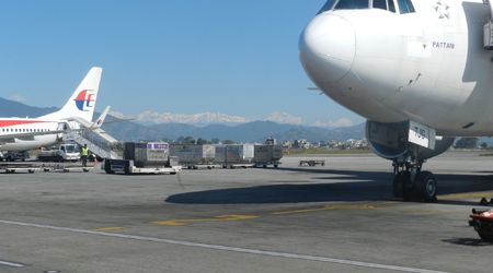 Widok z lotniska w Katmandu – Pokhara, Nepal