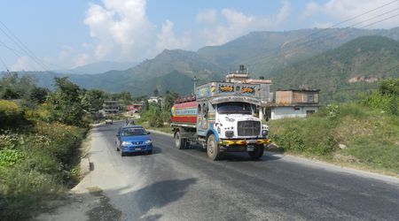 Ciężarówka na trasie – Pokhara, Nepal