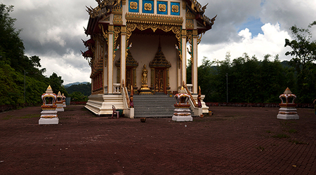 Świątynia na wzgórzu – Surat Thani, Tajlandia