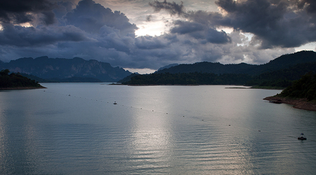 Jezioro Ratchaprapha – Surat Thani, Tajlandia