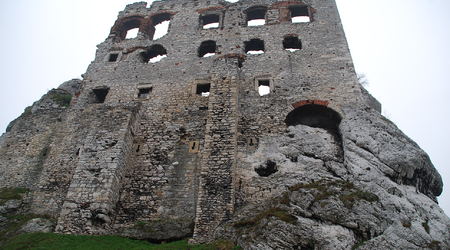 Podzamcze - ruiny zamku Ogrodzieniec – Polska
