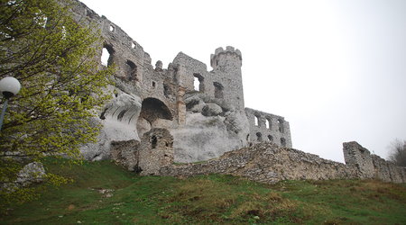 Podzamcze - ruiny zamku Ogrodzieniec – Polska