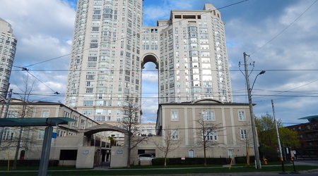Ciekawa architektura jednego z condo na Lake Shore – Toronto, Kanada