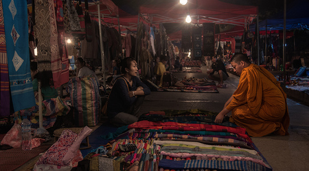 Na nocnym targu – Luang Prabang, Laos