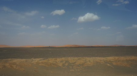 w oddali pierwsze wydmy Sahary – Merzouga, Maroko