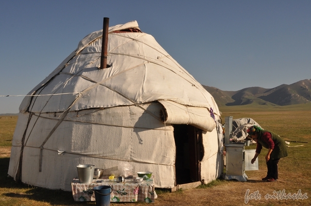 Nad jeziorem Songköl