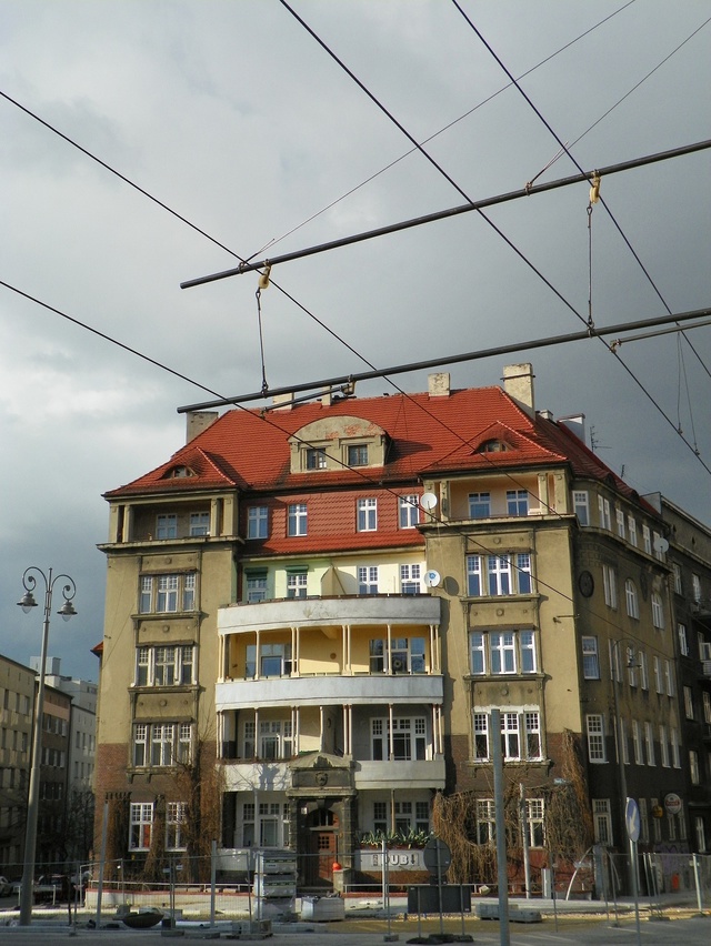 Katowice, narożna kamienica przy ulicy.....