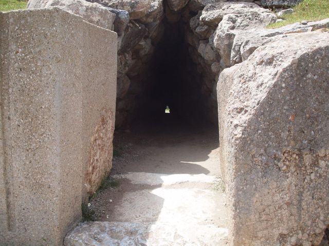 Tunel pod murami obronnymi