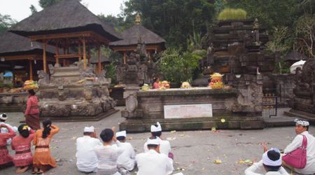 Modlitwy osobno kobiety – Wyspa bali, Indonezja