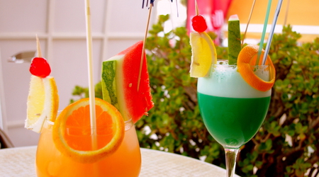 pyszne drinki przy wejściu na plażę w Nerja – Hiszpania