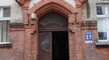 Kamienica ze strażnikiem. – Olsztyn, Polska