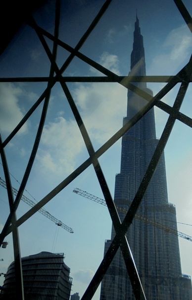Dubaj - Burj Khalifa zza szyby