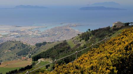 25750934 - Erice Erice Sycylia w kwietniu 2016 – Włochy