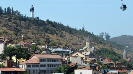 Tbilisi-można wjechać kolejką na wzgórze – Gruzja
