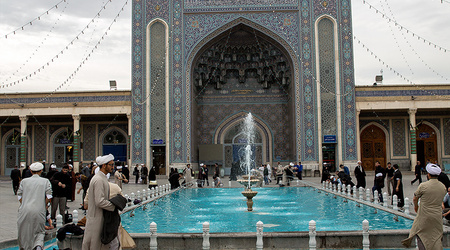 Przed wejściem – Qom, Iran