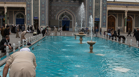Przed wejściem – Qom, Iran