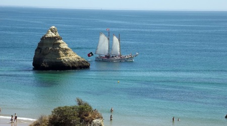 pod żaglami i z silnikiem ha ha – Faro, Portugalia