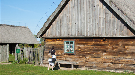 przed chałupą – Lednogóra, Polska